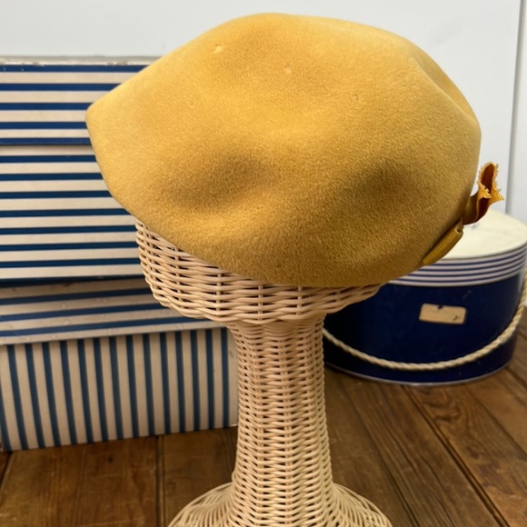 Vintage 1940s gold wool hat halo style hat back bow. Box - Picture 2 of 7